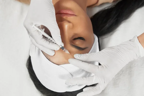 Kosmetická botoxová injekce do ženského čela. — Stock fotografie