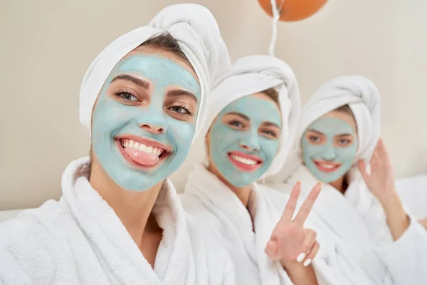 Chicas con máscaras cosméticas tomando selfie . —  Fotos de Stock