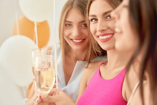 Amigos do sexo feminino beber vinho no quarto . — Fotografia de Stock