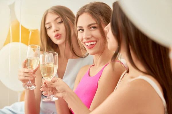 Colheita de namoradas bebendo vinho no quarto . — Fotografia de Stock