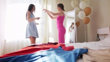 Düğün öncesi duvak takan hoş bayanlar.