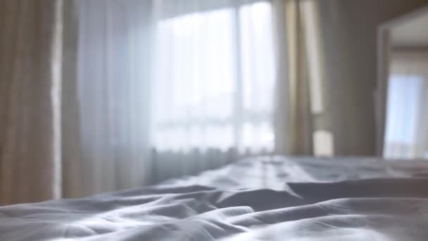 Amplio dormitorio con cama blanca y ventanas — Vídeos de Stock