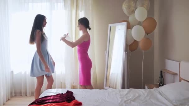 Duas senhoras bonitas experimentando em vestidos da moda para o chuveiro nupcial — Vídeo de Stock