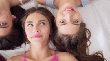 Çekici, gülümseyen bayanlar bekarlığa veda partisinde dinleniyorlar.