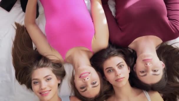 Retrato de mujeres guapas guiñando y soplando beso en la cama — Vídeo de stock