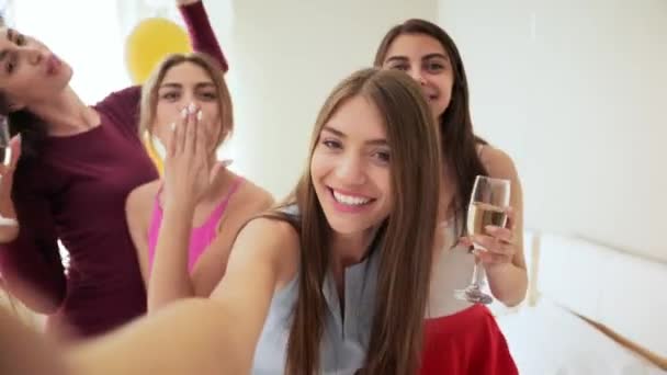 Amigos do sexo feminino fazendo selfie durante o chuveiro nupcial em casa — Vídeo de Stock
