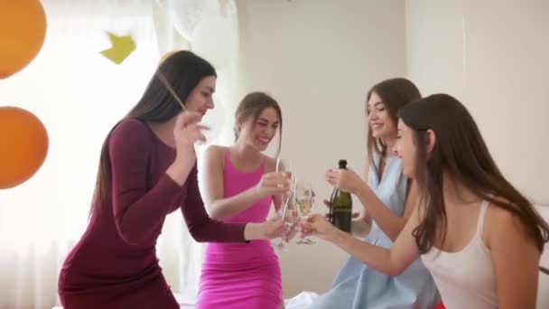 Dama de honra feliz passar o tempo juntos antes do dia do casamento — Vídeo de Stock