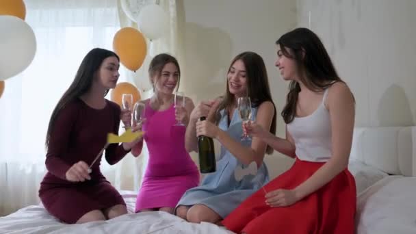 Vackra damer med champagne och ballonger på möhippa — Stockvideo