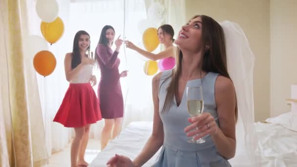 Charmig brud med sina brudtärnor firar möhippa — Stockvideo