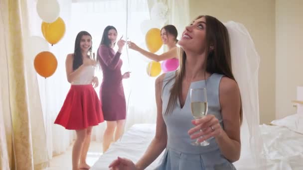 Noiva encantadora com suas damas de honra celebrando a festa das galinhas — Vídeo de Stock