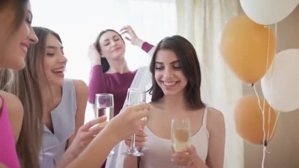 Красиві дівчата насолоджуються святкуванням кумедної вечірки вдома — стокове відео