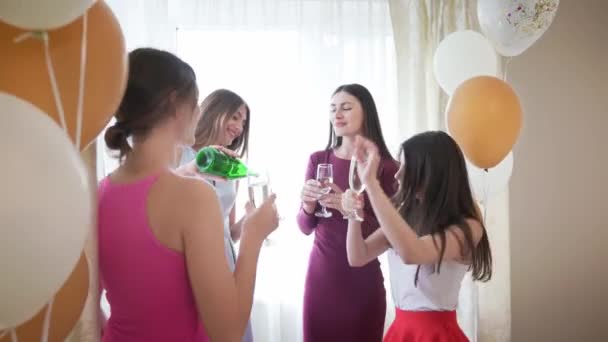 Великолепные девушки в стильной одежде празднуют девичник — стоковое видео