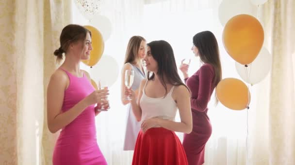 Grupp bestående av fyra unga damer som firar möhippa hemma — Stockvideo