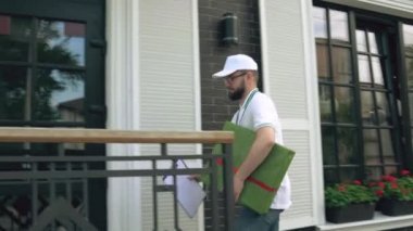 Paketi alan ve klasörü imzalayan kadın.