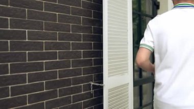 Kapısını çalan paket ve klasörlü postacı..