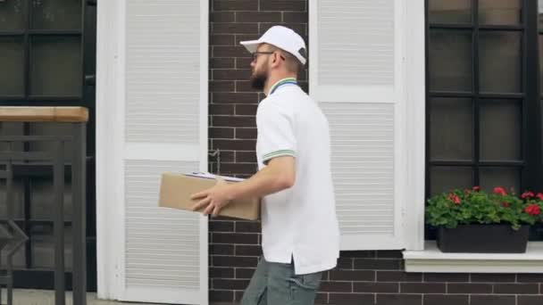 Male courier delivering parcel. — Stock Video