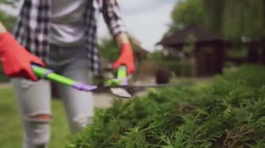 Gülümseyen bayan ve yaşlı adam bitkilerle ilgileniyor.