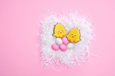 Beyaz yuvada jöleli kurabiye ve yumurta..