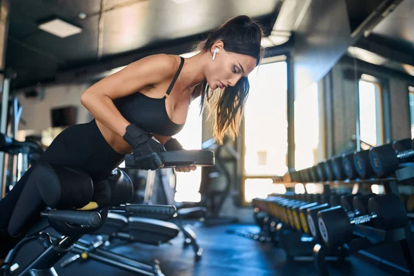 Mujer haciendo hiperextensión con peso . — Foto de Stock