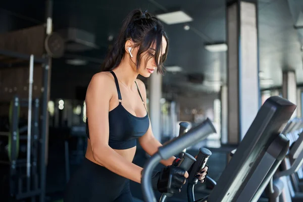 Fitnesswoman haciendo cardio en el gimnasio . — Foto de Stock