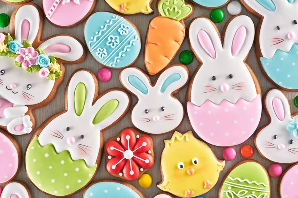 Easter ginger cookies and candies. — Stock Photo, Image