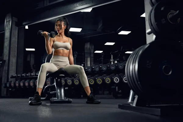 Női testépítő tréning súlyzókkal. — Stock Fotó