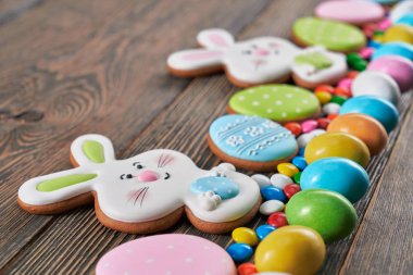 Paskalya zencefilli kurabiyeleri ve şekerlemeler sıraya dizildi.