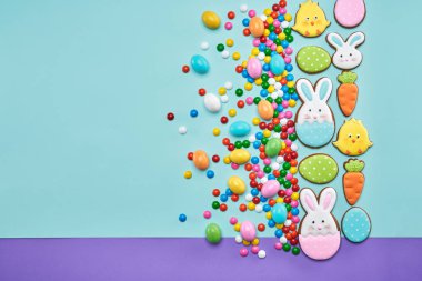 Renkli Paskalya zencefilli kurabiyeleri ve fıstık çikolatalı şekerler..