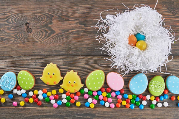 Easter ginger cookies and eggs in nest. — Stock Photo, Image