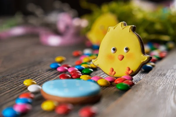 Lovely easter cookies on wooden table. — Stock Photo, Image