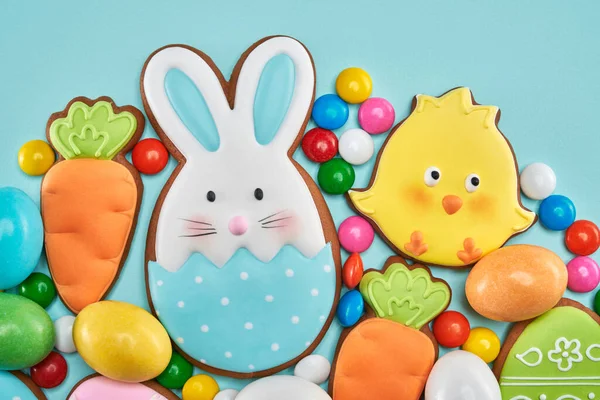 Galletas de jengibre de Pascua y caramelos de maní . — Foto de Stock