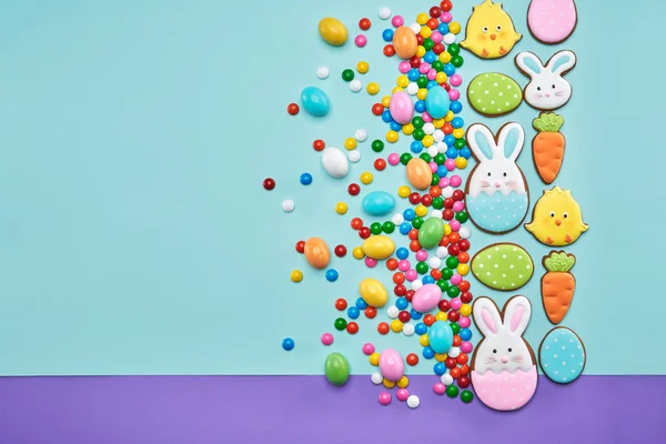 Цветные пасхальные имбирные печенья и шоколадные конфеты . — стоковое фото
