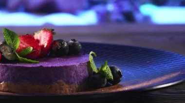 Mor cheesecake 'in makro videosu.