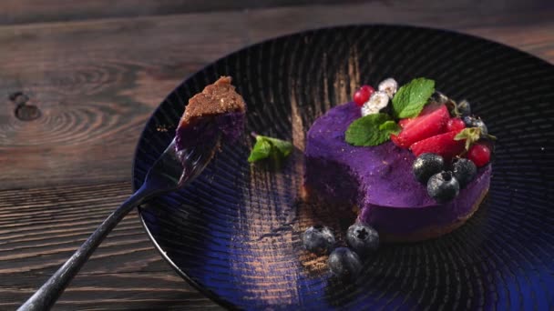 Pedaço de cheesecake roxo em garfo . — Vídeo de Stock