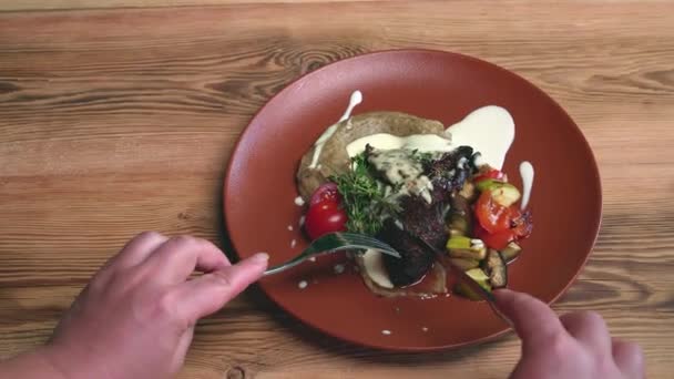 Carne con guarnición, salsa y verduras a la parrilla . — Vídeos de Stock