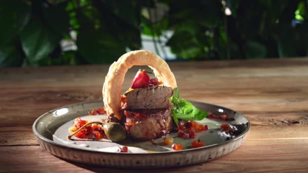 Meat served with berries and breader ring. — Stock Video