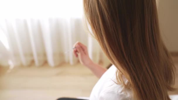 Young woman holding pregnancy test. — Stock Video