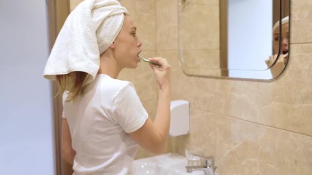 Приваблива жінка чистить зуби . — стокове відео