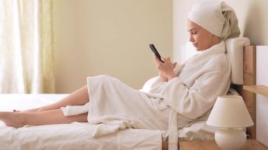 Duştan sonra telefonu kullanan kadın..