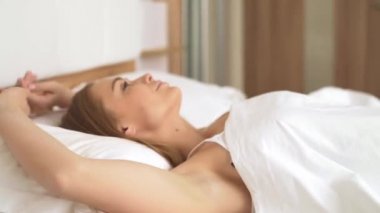 kız yatakta uzanan.