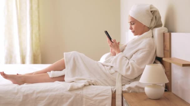 Mujer usando el teléfono después de la ducha . — Vídeo de stock