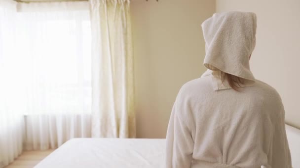 Mujer joven usando teléfono inteligente después de la ducha . — Vídeos de Stock