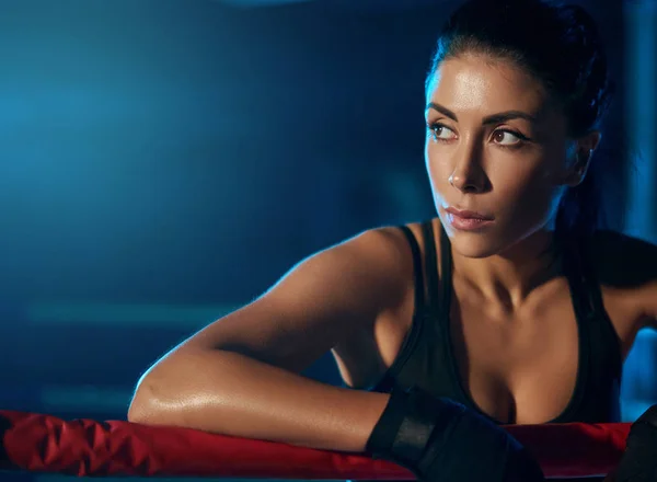 Female kickboxer resting on ring. — Stock Photo, Image