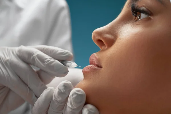 Cosmetische hyaluronische injectie in de lippen. — Stockfoto