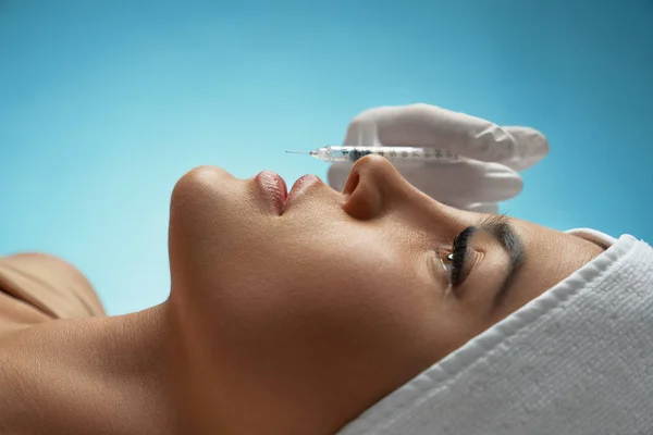 Cosmetic hyaluronic injection in lips. — Stock Photo, Image