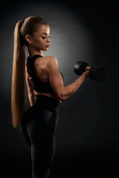 Bělošská fitnesswoman trénink s činkami. — Stock fotografie