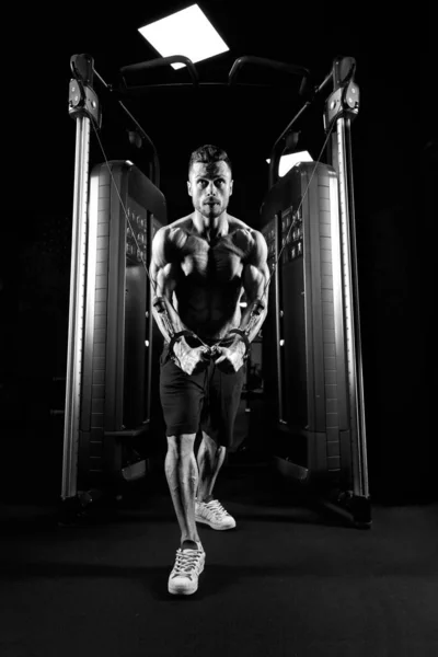 Bodybuilder masculin faisant crossover exercice de poitrine . — Photo