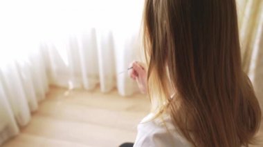 genç bir kadın tutarak hamilelik testi.