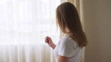 Endişeli kadın holding hamilelik testi.