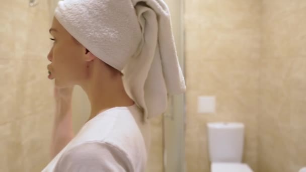 Привлекательная женщина чистит зубы . — стоковое видео